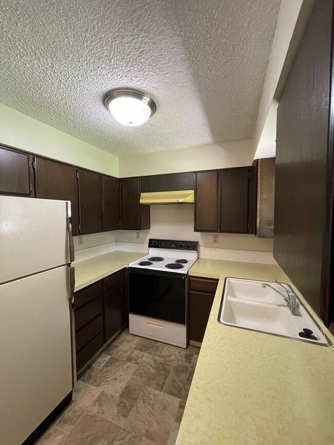 Building Photo - Hard to find 2 bdrm, 1.5 bath unit with wa...