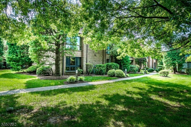 Building Photo - 318 Willowbrook Dr