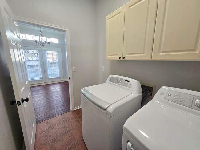 Building Photo - 6116 Thursby Ave