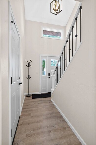 Building Photo - 2596 Parkwood Dr