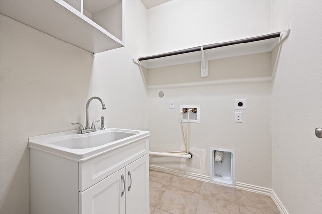 Building Photo - 8934 English Manor Dr