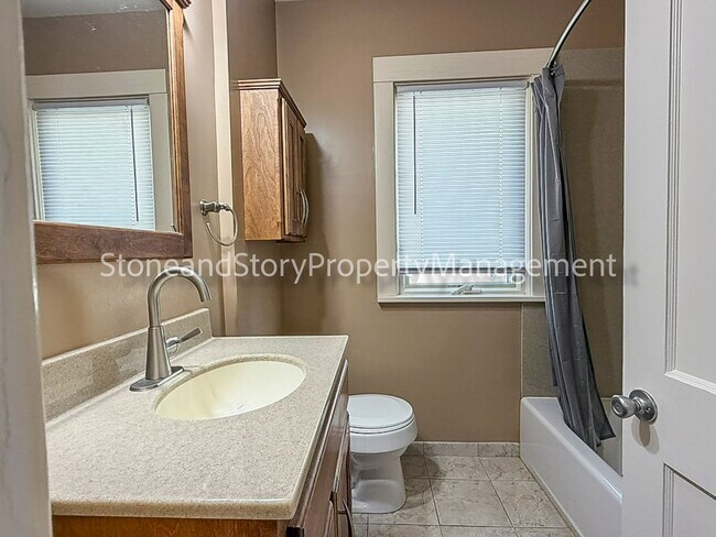 Building Photo - 2 bedroom 1 bath