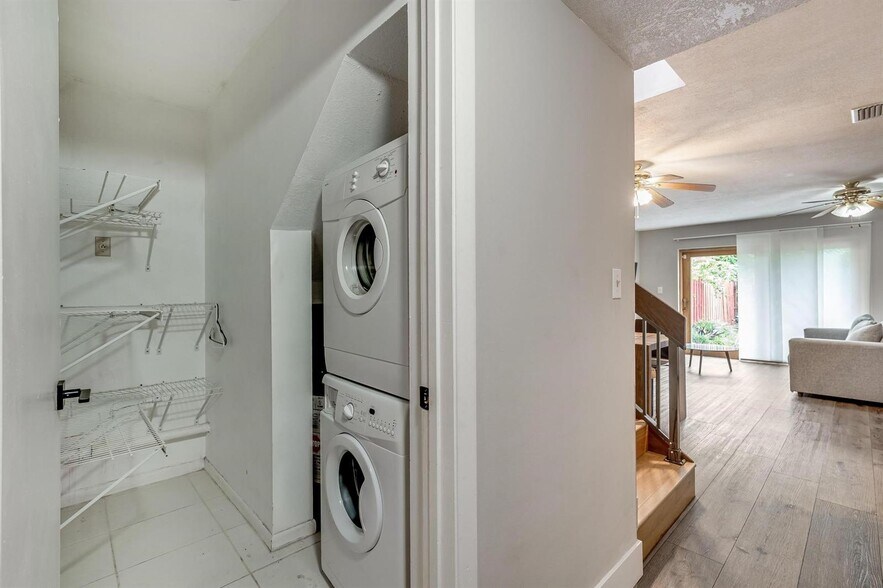 Building Photo - 2530 NE 9th St