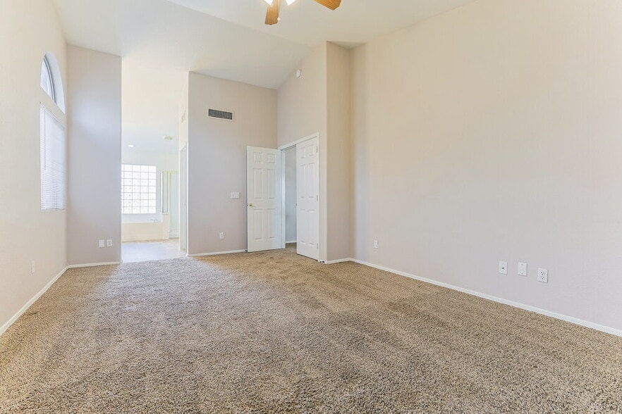 Building Photo - 514 W Redwood Dr