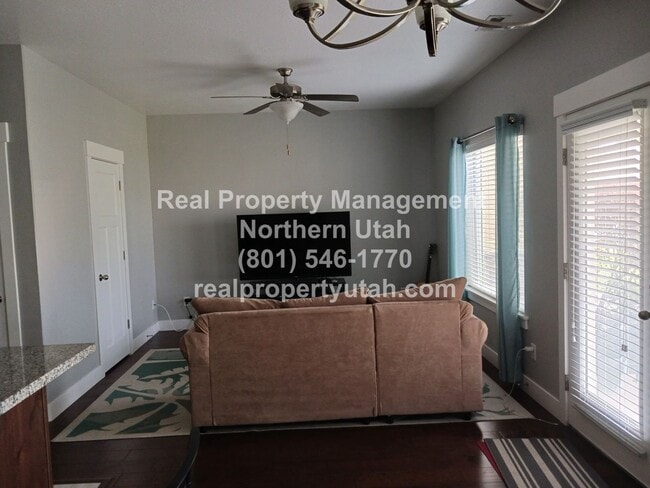 Building Photo - 3 Bed 2.5 Bath Townhome in West Haven Avai...