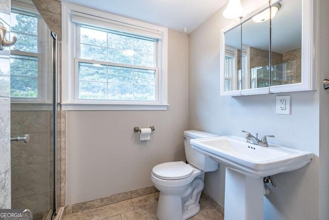 Building Photo - 2439 Parkland Dr