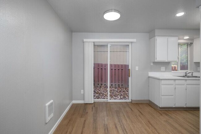 Building Photo - Large 2 bed 1.5bath townhouse