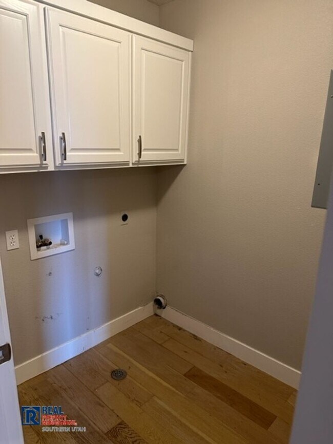 Building Photo - Legacy Townhome