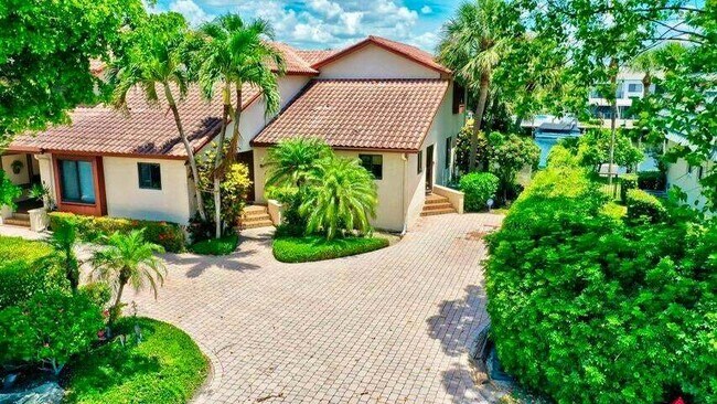 Building Photo - 1005 Russell Dr