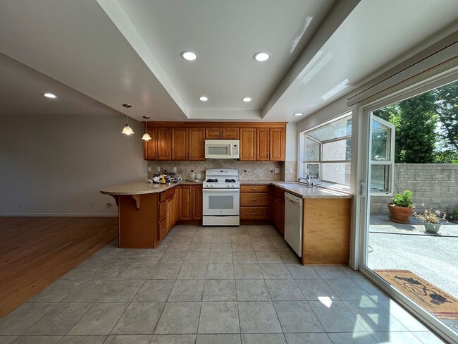 Building Photo - Westlake Village 4+2.5 w/pool, spa, green ...