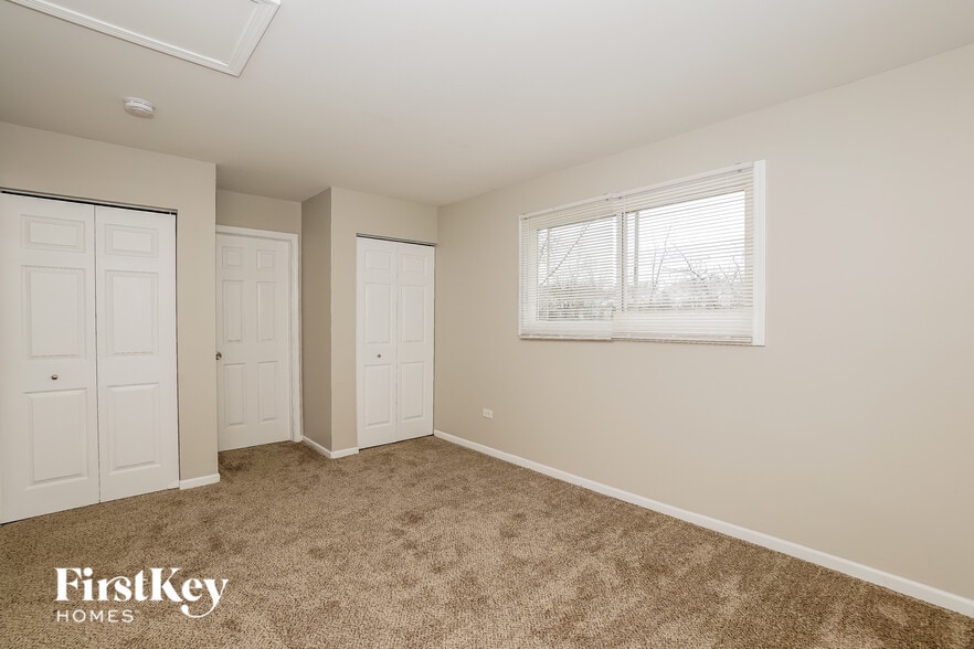 Building Photo - 660 Sullivan Ln