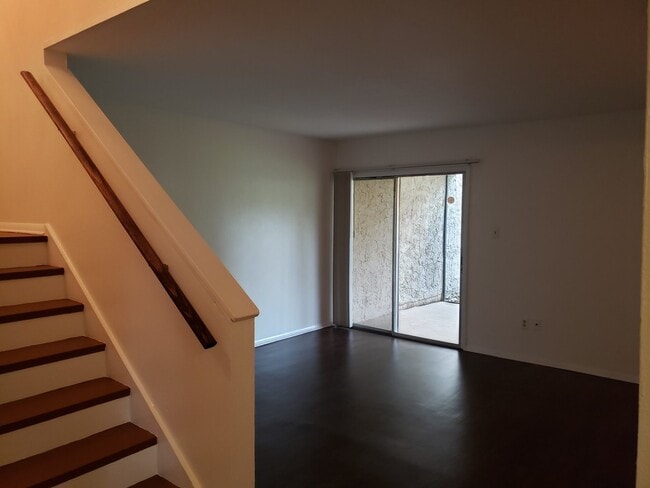 Building Photo - 2 Bedroom 2.5 Bath Townhouse with covered parking