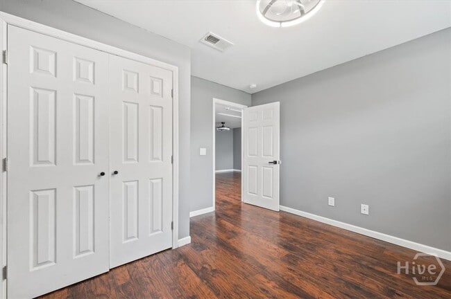 Building Photo - 2120 Krenson St