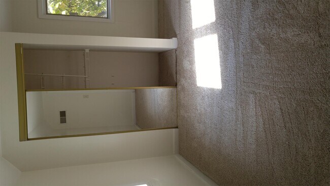 Building Photo - 5009 Hoagland Ave