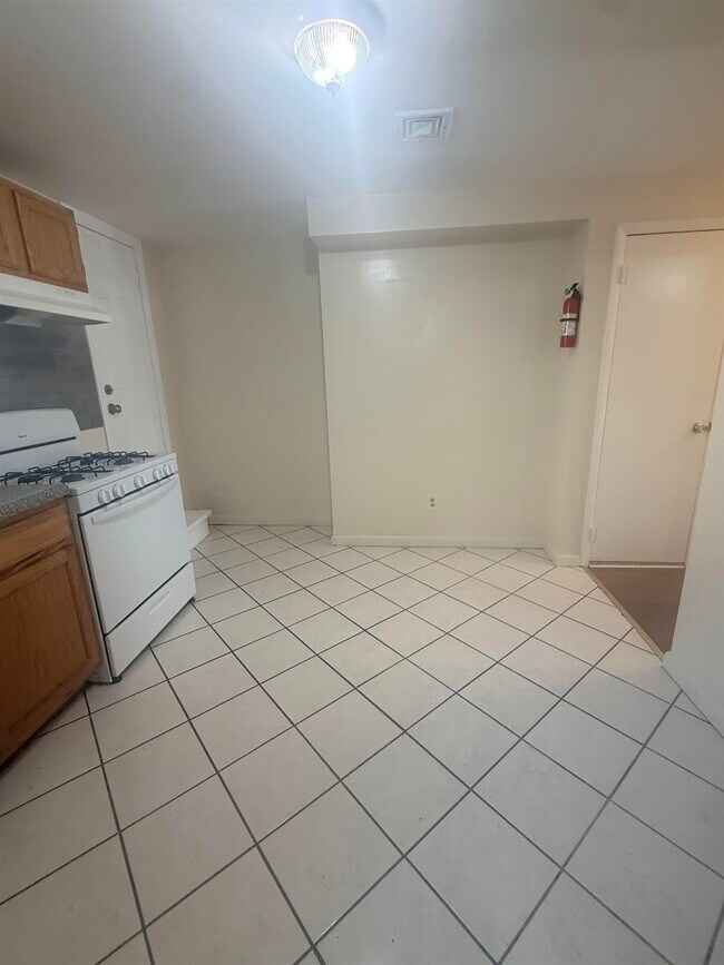 Building Photo - 592 Bramhall Ave