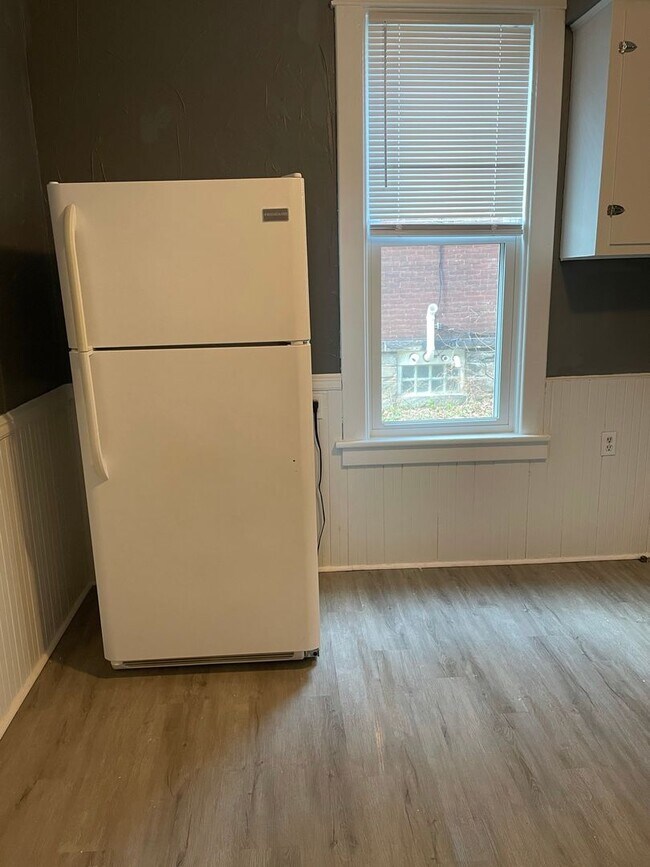 Building Photo - 917-919 W 7th St