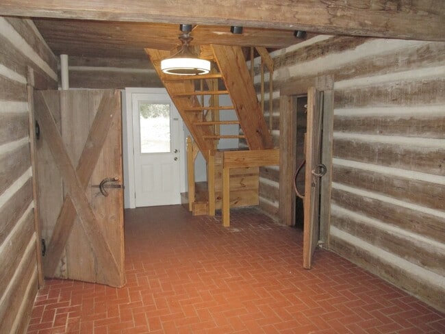 Building Photo - Log cabin