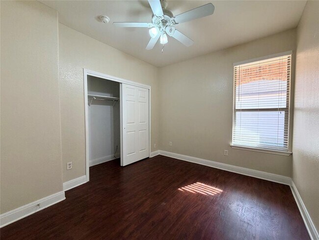 Building Photo - 1721 E Mesa Park Dr