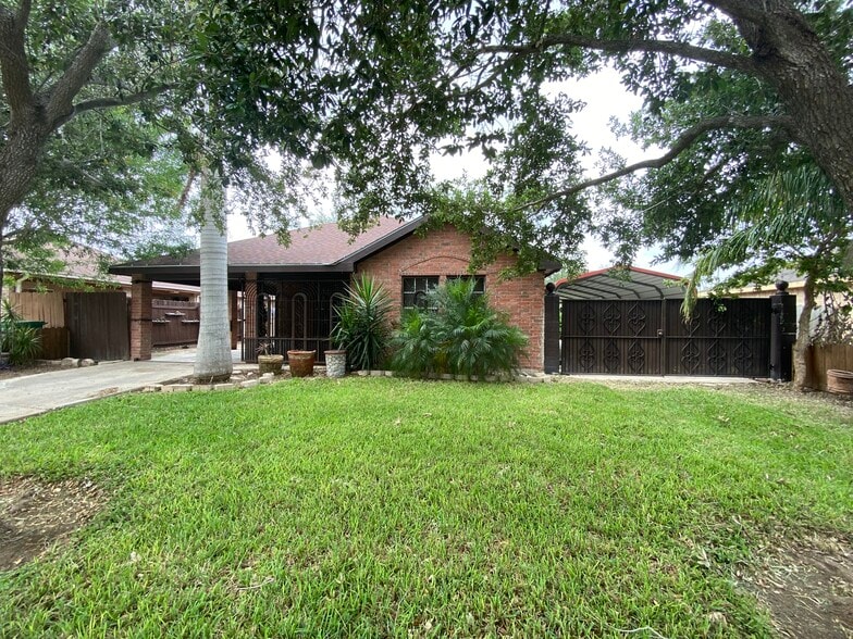 4 Vehicle Carport - 810 W La Quinta Dr