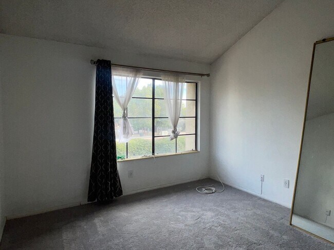 Building Photo - Updated 2 Bedroom, 2.5 Bath Condo Includes...