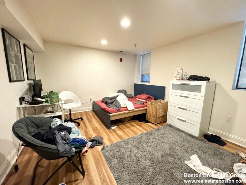 Building Photo - 73 Gainsborough St