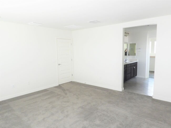 Building Photo - 4 Bedroom 2.5 Bathroom