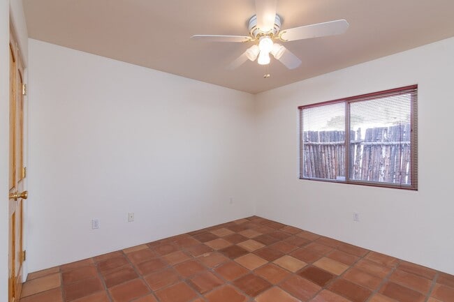 Building Photo - Cute Single Family Home Available now!