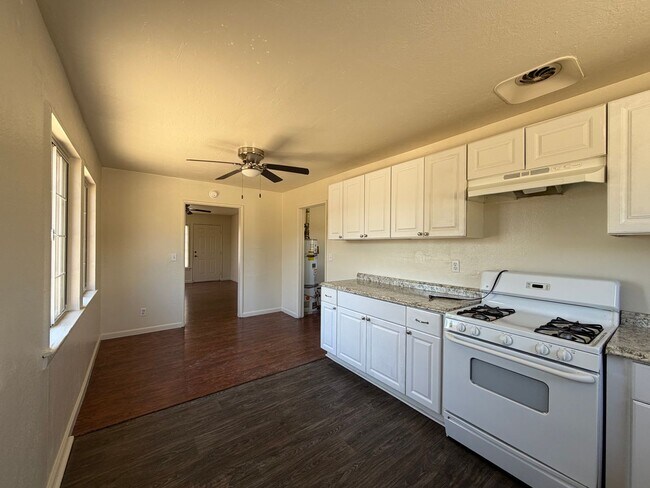 Building Photo - 3 Bedroom 1 Bathroom House with Huge Fenced Yard Near Schools, Park & Community Pool