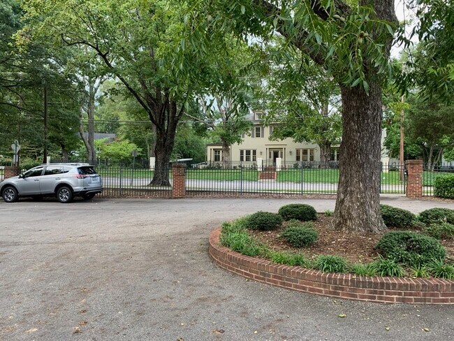 Building Photo - Elegant Townhome between Oakwood and Mordecai