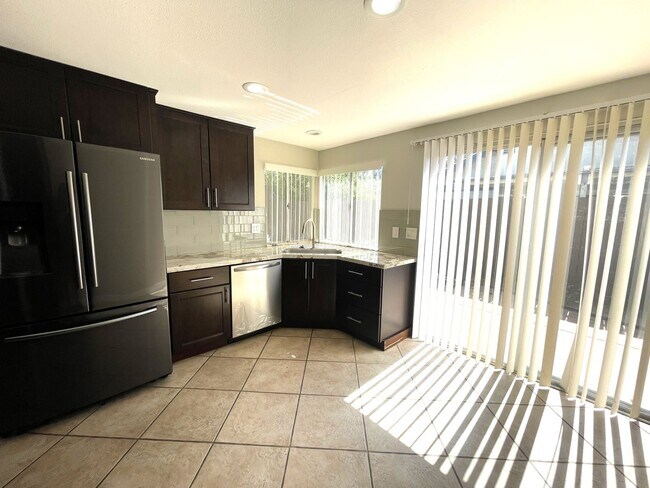 Building Photo - 1525 W Country Club Ln