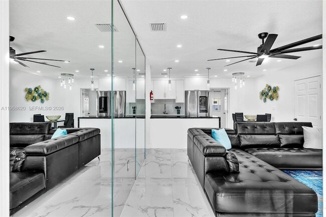 Building Photo - 560 Perviz Ave