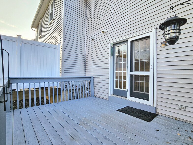 Building Photo - 131 Red Stone Cir