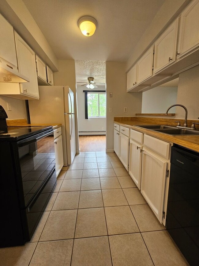 Building Photo - Serene 2 Bedroom 1 1/2 Bath Aurora Townhom...