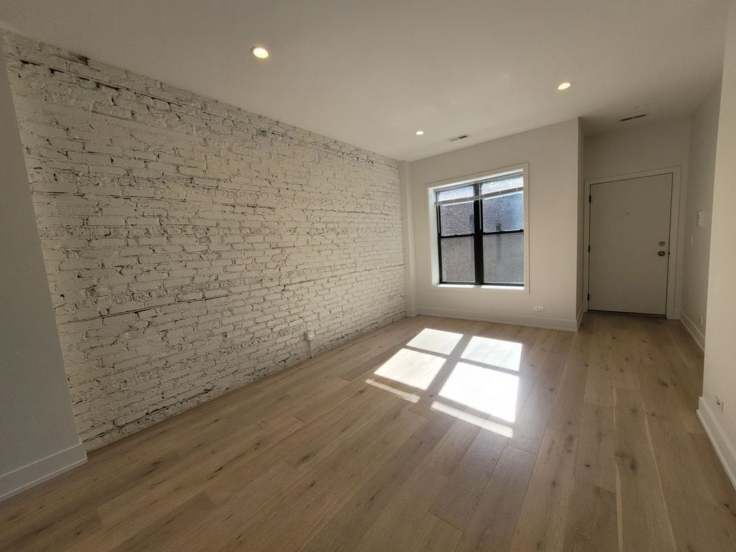 Building Photo - 1334 W Bryn Mawr Ave