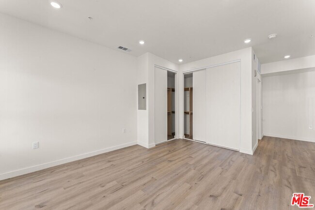 Building Photo - 3105 Bellevue Ave
