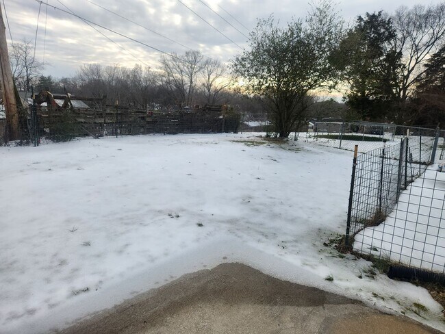 Building Photo - SPACIOUS RANCH!!! Close to Post