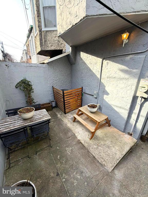 Building Photo - 1443 N Hollywood St