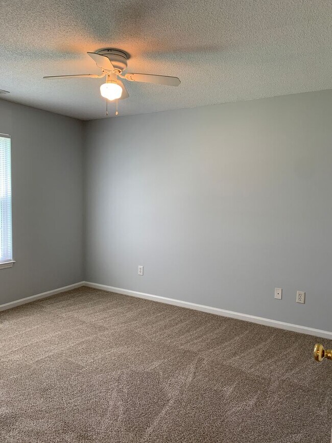 Building Photo - 3 BD, 2 BA House: Freshly Painted + New Flooring + Available Now!