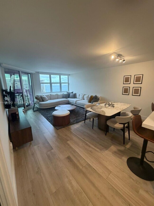 Building Photo - 1925 Brickell Ave