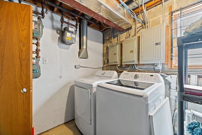 Building Photo - 2034 W Berteau Ave