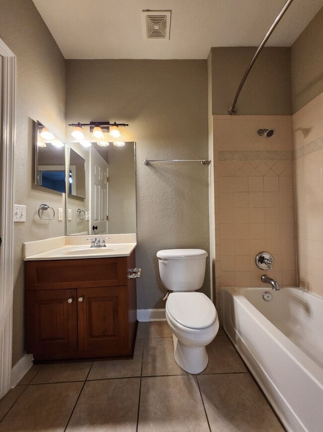 Building Photo - 3 bedroom townhome for rent right away, gated community, pool renting for $1450