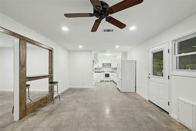 Building Photo - 1500 Fairfield Dr
