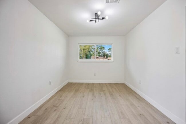 Building Photo - 2819 Toyah Ave