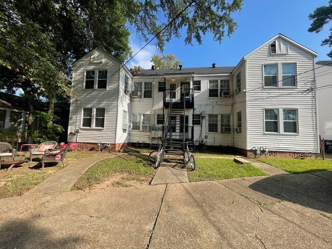 Building Photo - Charming Down Stairs Apartment In South Hi...