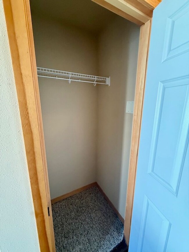 Building Photo - 3 Bedrooms 2 1/2 Bathroom Townhouse