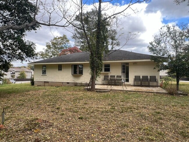 Building Photo - House on the East side!