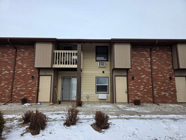 Building Photo - Spacious 1 Bedroom 1 Bath Upper Apartment