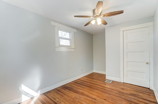 Building Photo - Two Bed, One Bath in Dayton!