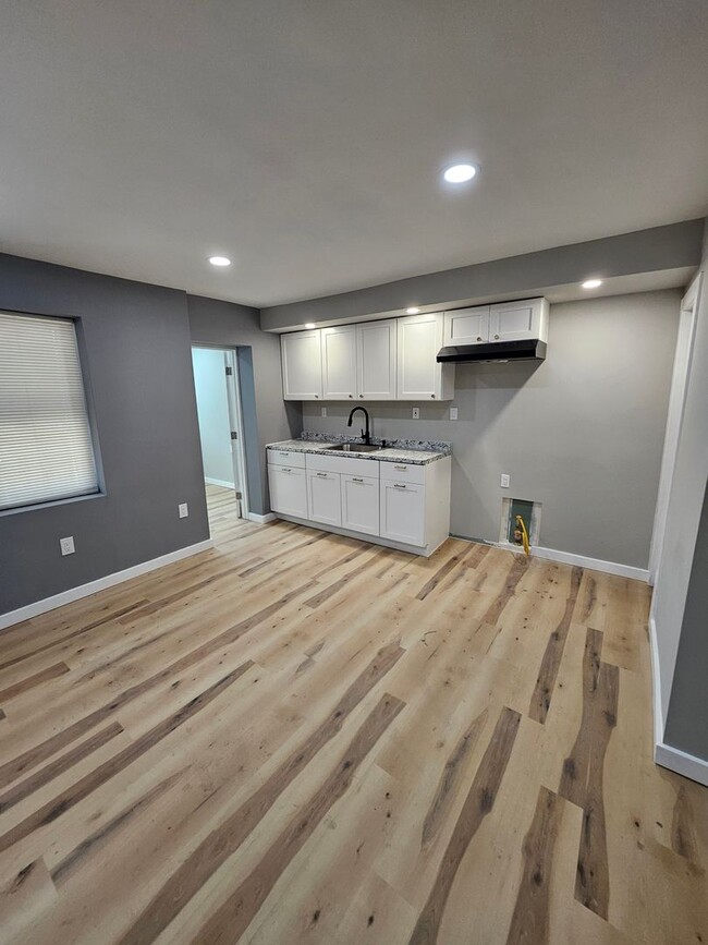 Building Photo - Charming row home in the heart of Darby, v...