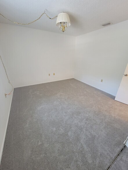 Building Photo - 4863 Village Gardens Dr